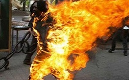 Dùng xăng đốt chuột, nam sinh cháy như ngọn đuốc