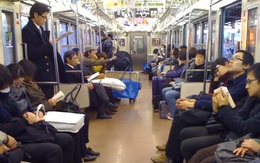 Vì sao người Nhật luôn làm điều này với điện thoại di động của mình khi đi tàu điện ngầm?