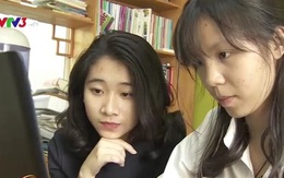 Hai nữ sinh lớp 11 Hải Phòng sáng chế đồng hồ thông minh giúp người câm điếc nói chuyện