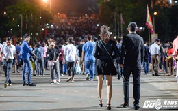 Lễ hội Đền Hùng 2017: Bất chấp cảnh báo, thiếu nữ váy ngắn vẫn hồn nhiên tung tăng