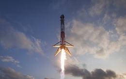 Xem ngay khoảnh khắc lịch sử của SpaceX vừa được công bố: Tên lửa Falcon 9 đáp an toàn xuống xà lan trên biển