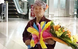 Hình ảnh cảm động ở sân bay: Người mẹ nghèo ôm bó hoa 500k chờ tặng con gái sau 3 năm đi xuất khẩu lao động