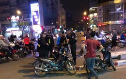 Mang giáo tự chế đi diễu phố, 2 thanh niên 'đụng' ngay cảnh sát cơ động