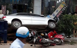 Hà Nội: Ô tô “điên” đâm đổ cây, cuốn hàng loạt xe máy vào gầm