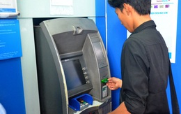 Vừa rút tiền từ ATM vừa lo