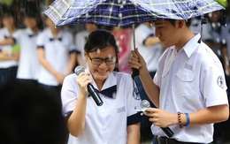 Gặp gỡ nam - nữ sinh trong bức ảnh che mưa ngày bế giảng gây sốt
