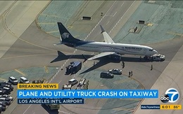 Máy bay húc lật xe tải, 8 người bị thương
