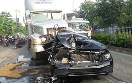 Va chạm container, Mercedes bị xé toạc tài xế thoát nạn