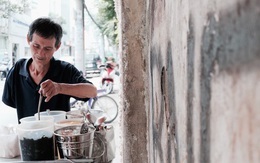 Chuyện của chú Ba Sài Gòn - Người đàn ông 40 năm đẩy xe bán chè vỉa hè chỉ bằng một tay