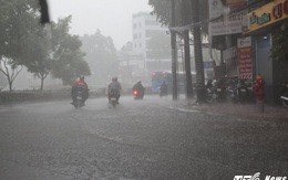 Mưa trắng trời Sài Gòn, hàng loạt tuyến đường chìm trong biển nước