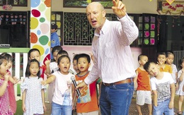 Chàng rể Tây dạy tiếng Anh miễn phí cho trẻ em ở thôn Mỹ Lai