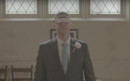 Công cụ thông minh này đã giúp người đàn ông khiếm thị được nhìn thấy người vợ của mình trong bộ váy cưới
