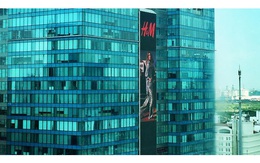 Poster H&M xuất hiện cực oách trên bảng quảng cáo siêu to ở Vincom Đồng Khởi, chính thức chào các tín đồ thời trang Việt