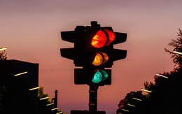 Cả bảng màu sắc phong phú, tại sao xanh - đỏ - vàng lại được chọn làm đèn tín hiệu giao thông?