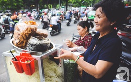 Xe gỏi khô bò đặc biệt nhất Sài Gòn: 50 năm không có quán hàng, khách ngồi la liệt dưới gốc cây