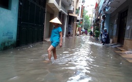 Hà Nội: Gần 100 hộ dân phố Yên Hòa bị ngập trong nước, phải sơ tán đồ đạc
