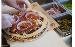 Cựu lãnh đạo Starbucks đang sở hữu chuỗi pizza tăng trưởng hơn 200%/năm, khiến cả Pizza Hut và Domino’s phải lo sợ