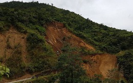 Nghìn khối đất đá lở xuống đường chia cắt huyện Mường Tè