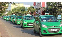 Cạnh tranh với Uber và Grab, taxi truyền thống thêm người túc trực ở phố đi bộ, ngân hàng