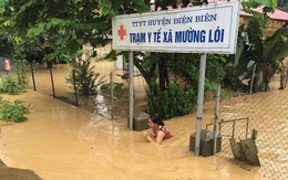 Lũ ống đổ về, nước ngập gần lút đầu người ở Điện Biên