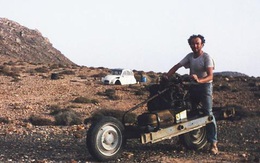 Xem cách người đàn ông này "độ" ôtô thành xe máy để thoát khỏi sa mạc trong 12 ngày