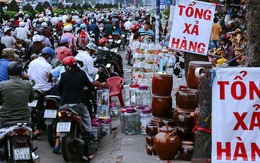 Hàng chục gian hàng gần sân bay Tân Sơn Nhất ồ ạt thanh lý chó, gà, cây cảnh, giao thông Sài Gòn hỗn loạn