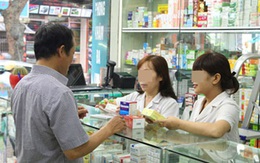 Một tiệm thuốc, 2 vị khách nam: người vét tiền mua thuốc bổ cho vợ, người hỏi thuốc tránh thai 15k còn chê đắt
