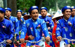 100 chú rể rước dâu bằng xe đạp ở TP.HCM nhân ngày Quốc khánh