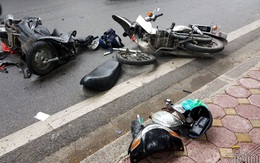 Lao thẳng vào ô tô, xe máy vỡ vụn ngay trung tâm Hà Nội