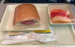 Mặc kệ khách chê đồ ăn không xứng với đẳng cấp 4 sao, nhà cung cấp món "bánh mỳ huyền thoại" cho Vietnam Airlines vẫn đều đặn lãi lớn mỗi năm