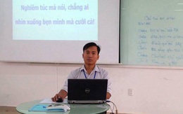 Lời "cảnh cáo" không được nhắn tin trong lớp siêu bá đạo của thầy giáo trẻ