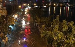 Triều cường vượt báo động, nhiều đường Sài Gòn ngập kinh hoàng