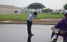 Hình ảnh được chia sẻ nhiều nhất hôm nay: Ông chủ người Nhật đội mưa, cúi người chào khách vào đổ xăng ở Hà Nội