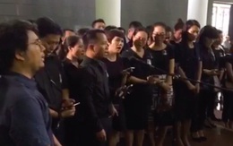 Cựu HS vừa khóc vừa hát "Bài học đầu tiên" tiễn biệt thầy Văn Như Cương