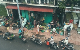 Đoàn liên ngành ngừng ra quân, vỉa hè trung tâm Sài Gòn lại thành nơi... họp chợ, đẩy người đi bộ xuống đường