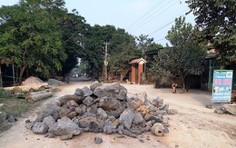 Thanh Hóa: Dân lại đổ đá, lập rào chắn chặn đường xe quá tải