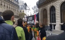 Apple store Paris "chơi lớn": Nhân viên nhảy múa chào khách, tổ chức sinh nhật 10 năm iPhone bằng siêu bánh gato