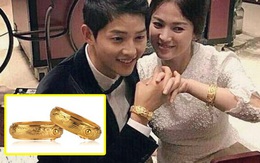 Song Joong Ki và Song Hye Kyo lộ hình đan tay tình cảm, đeo quà cưới vòng vàng long phượng "khủng"