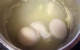 Đến ra mắt, cô nàng đãi nhà người yêu món trứng luộc lòi ruột, còn đổ thừa trứng tẩm hóa chất