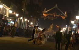 Nhiều cô dâu, chú rể bỏ chụp ảnh cưới để xem đoàn xe Tổng thống Donald Trump chạy trên phố Hà Nội