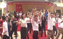 Thầy cô cùng học sinh "quẩy quên đường về" trong ngày kỷ niệm thành lập trường