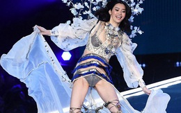 Cú ngã của siêu mẫu Ming Xi tại sàn diễn Victoria's Secret đau đớn và đáng sợ thế nào