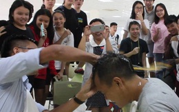 Giáo viên trường Quốc tế ở Sài Gòn chọi trứng để kêu gọi HS gây quỹ xây nhà tình thương