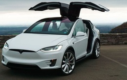 Xe gia đình Tesla Model X kéo thêm gần 2 tấn vẫn đua thắng cả siêu xe thể thao 4 chỗ