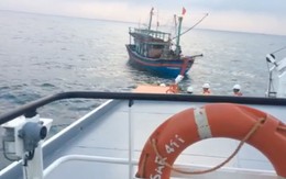 Tàu SAR 411 cứu 9 ngư dân gặp nạn trên biển ở Nghệ An