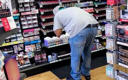 Từ người chồng lom khom chọn sơn móng tay cho vợ, nhiều người nhận ra mình đã quên điều quan trọng trong tình yêu