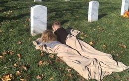 Có nhà không ngủ, cậu bé mang chăn đến nghĩa trang lạnh lẽo ngủ thật ngon bởi lý do cảm động