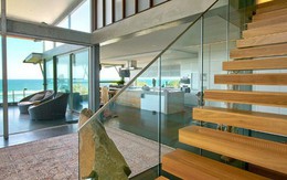 17 thiết kế cầu thang đẹp mắt được kết hợp từ gỗ và kính