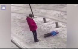 Video: Bố nổi giận đá văng con trai đang nằm trên tuyết gây phẫn nộ