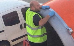Giải ngố: Tại sao ông chú này lại dùng băng dính để dán máy bay? Làm vậy có nguy hiểm không?